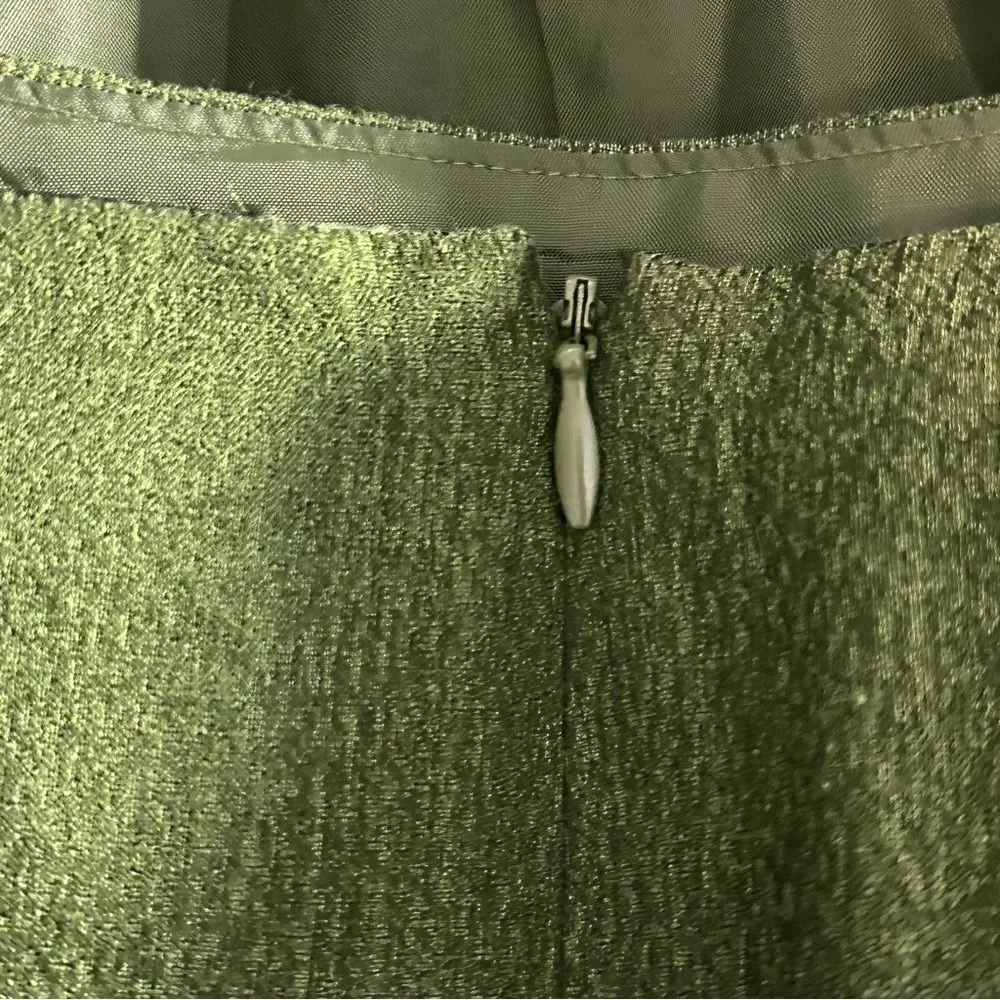 Elegant Albert Nipon Green Blazer and Skirt Ensemble Size 6